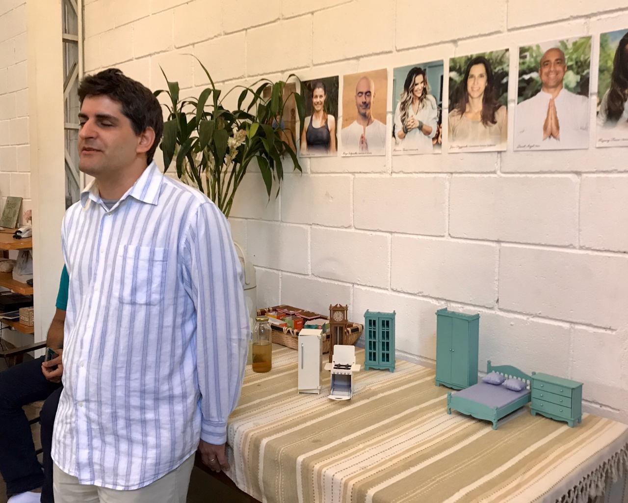 Ângelo e minimóveis expostos em uma mesa