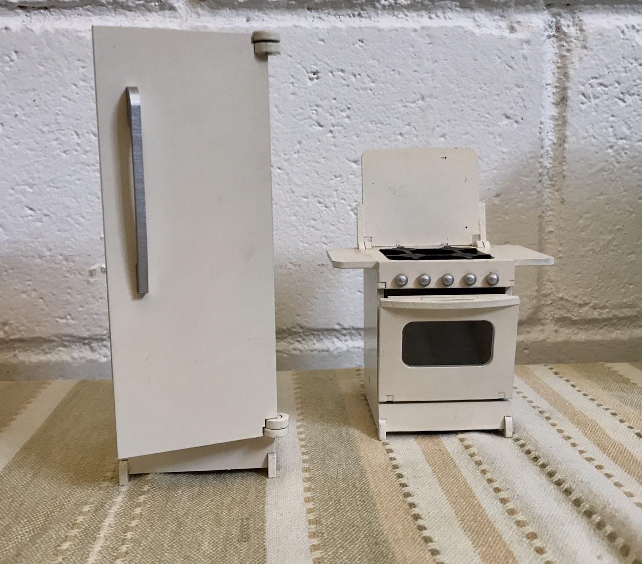 Geladeira e fogão brancos